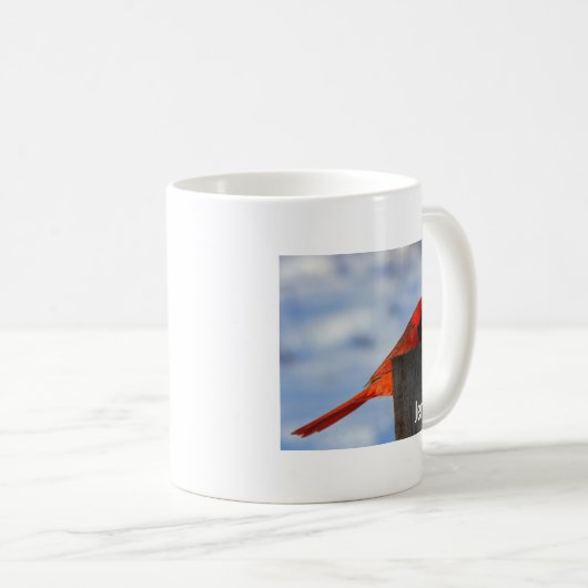 Red Northern Kardinal auf Baumstumpf Custom Kaffeetasse (VorderseiteRechts)
