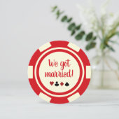 Red Off White Poker Chip Heiratserklärung Einladung (Stehend Vorderseite)