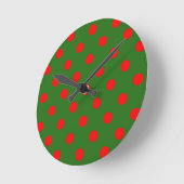 Red On Green Polka Dots Pattern Design Runde Wanduhr (Winkel)