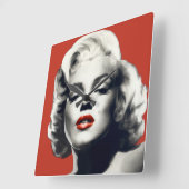 Red on Red Lips Marilyn Quadratische Wanduhr (Winkel)