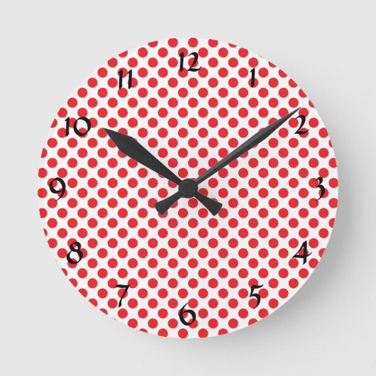Red on White Polka Dot Runde Wanduhr (Vorderseite)