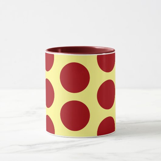 Red on Yellow Polka Dot Art Tassen Cup (Zentrum)