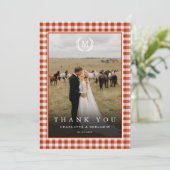 Red-Orange Gingham Monogram Wappen 2 Foto Dankeskarte (Stehend Vorderseite)