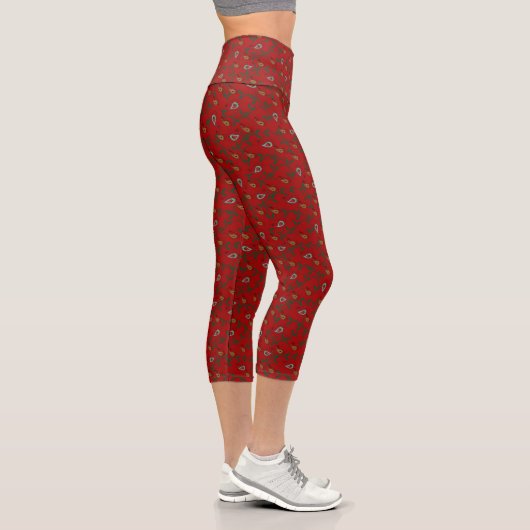 Red Paisley Holly Holiday Capri Leggings (Rechts)