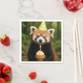 Red Panda Bear Holding a Birthday Cupcake Serviette (Beispiel)