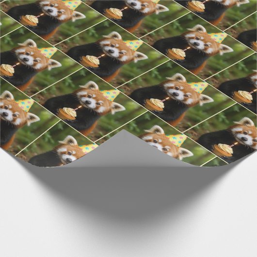 Red Panda Holding a Birthday Cupcake Geschenkpapier (Ecke)