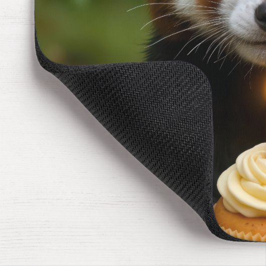 Red Panda Holding a Birthday Cupcake Mousepad (Ecke)