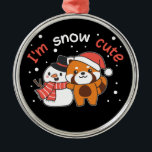 Red Panda I'm Snow Niedlich Snowman Snow Pun Keram Ornament Aus Metall<br><div class="desc">Niedlicher roter Panda mit Schneemann. Ich bin schneeniedlich - ein Schneevergnügen für Winter und Weihnachten. Ein Weihnachtsgrüßen in der kalten Jahreszeit für die Ferien. Weihnachten Red Panda Snowman.</div>