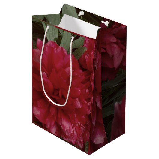 Red Peony Blume Foto Geschenktasche Mittlere Geschenktüte (Vorderseite Schrägansicht)