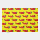 Red Pepper Diva Cartoon Muster auf Gelb Geschirrtuch (Horizontal)