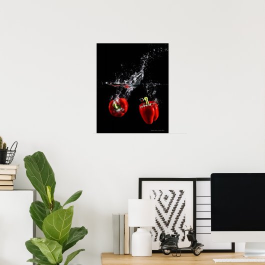 red pepper splashing in water poster (Heimbüro)
