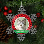 Red Pet Paw druckt Personalisiertes Cat Name Foto Schneeflocken Zinn-Ornament<br><div class="desc">Dieses festliche,  maßgeschneiderte Weihnachtsschmuck kann mit einem niedlichen Foto Ihrer Hauskatze (oder Hündin) und ihrem Vornamen personalisiert werden. Enthält eine rote Hintergrundfarbe mit einem grünen Monogramm Streifen und einem schwarzen Pfotenmuster. Ein einzigartiges Weihnachtsgeschenk für Katzenliebhaber oder zum Feiern von Kätzchenweiden!</div>