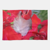 Red Petal Feather Art Print Handtuch (Horizontal)