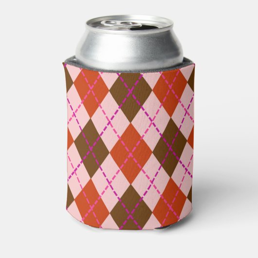 Red Pink and Brown Argyle Pattern Monogram Dosenkühler (Kanne Rückseite)