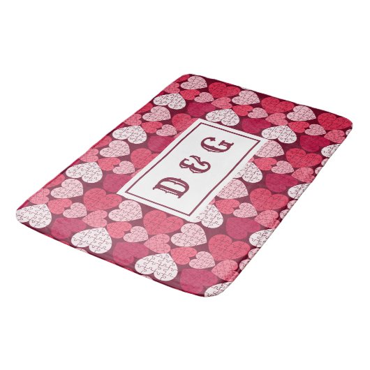 Red & Pink Jigsaw Puzzle Herzmuster Monogramm Badematte (Schrägansicht)