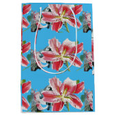 Red Pink Lily Floral Blue Hochzeitstorte Box Mittlere Geschenktüte (Vorderseite)