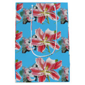 Red Pink Lily Floral Blue Hochzeitstorte Box Mittlere Geschenktüte (Rückseite)