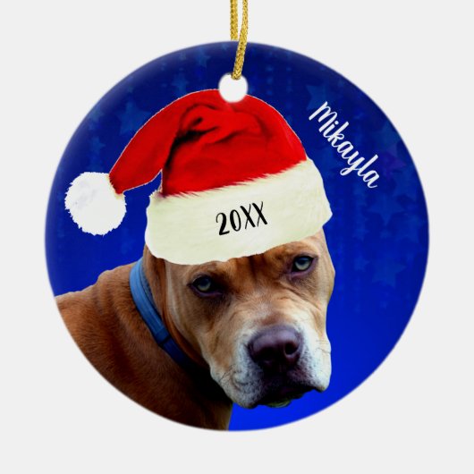 Red Pit Bull mit Weihnachten der Weihnachtsmannmüt Keramik Ornament (Vorne)