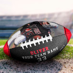 Red PlayerNumber Team-Foto aus schwarzem Leder Football<br><div class="desc">Black Leather Print Red Player Name Team Foto Football. Personalisieren Sie es mit Ihrem Foto, Spielername, Nummer, Teamname und Jahr. Der Text ist eine trendige, weiße und rote Typografie auf einem schwarzen Lederuntergrund mit roten Streifen. Sie können jeden Text auf dem Fußball ändern oder löschen. Ein perfektes Geschenk für Fußballspieler,...</div>
