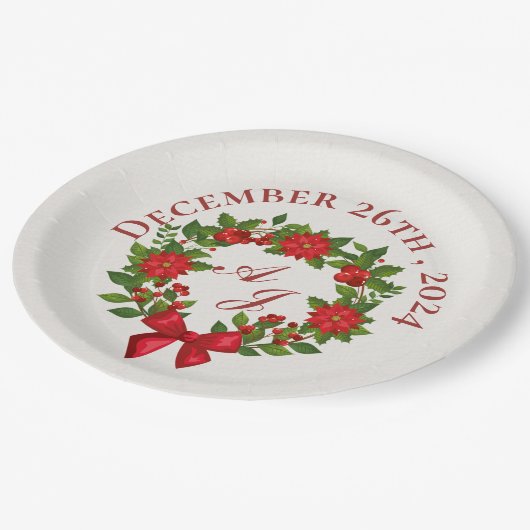Red Poinsettia Berries Weihnachtsfeier Pappteller (Schrägansicht)