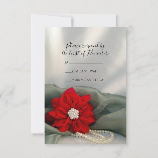 Red Poinsettia Pearls auf Green Winter Wedding UAW RSVP Karte (Vorderseite)