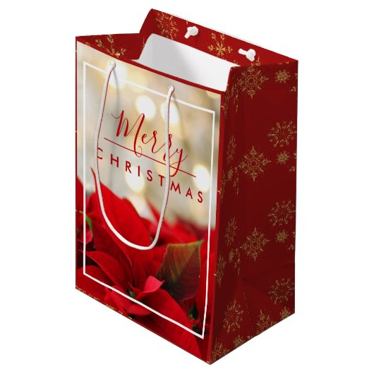 Red Poinsettias mit Golden Bokeh Weihnachten Mittlere Geschenktüte (Vorderseite Schrägansicht)