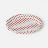 Red Polka Dot Pattern auf White Simple Minimalisti Pappteller (Schrägansicht)