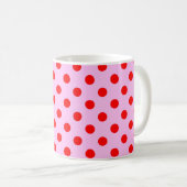 Red Polka Dots Muster auf rosa Hintergrund Kaffeetasse (VorderseiteRechts)