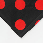 Red Polka Dots Pattern on Black Background Fleecedecke (Ecke)