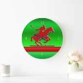 Red Polo Player on green metallic-effect field Große Wanduhr (Zuhause)
