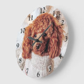 Red Poodle in einem Pullover unter einem Weihnacht Große Wanduhr (Winkel)