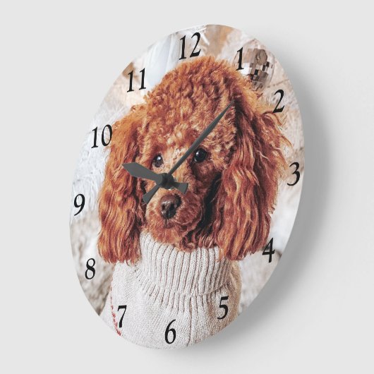 Red Poodle in einem Pullover unter einem Weihnacht Große Wanduhr (Winkel)