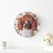 Red Poodle in einem Pullover unter einem Weihnacht Große Wanduhr (Zuhause)