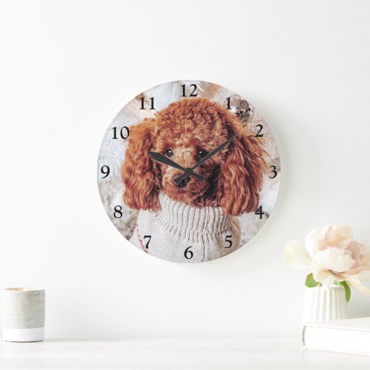 Red Poodle in einem Pullover unter einem Weihnacht Große Wanduhr (Zuhause)