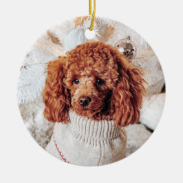 Red Poodle in einem Pullover unter einem Weihnacht Keramik Ornament
