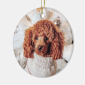 Red Poodle in einem Pullover unter einem Weihnacht Keramik Ornament (Links)