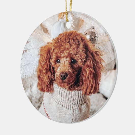 Red Poodle in einem Pullover unter einem Weihnacht Keramik Ornament (Links)