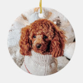 Red Poodle in einem Pullover unter einem Weihnacht Keramik Ornament (Hinten)