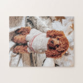 Red Poodle in einem Pullover unter einem Weihnacht Puzzle (Horizontal)