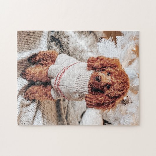 Red Poodle in einem Pullover unter einem Weihnacht Puzzle (Horizontal)