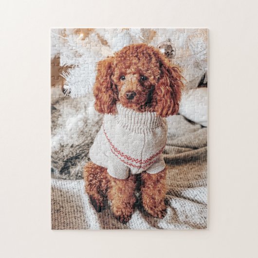 Red Poodle in einem Pullover unter einem Weihnacht Puzzle (Vertikal)