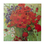 Red Poppies and Daisies von Vincent van Gogh Fliese<br><div class="desc">Still Life: Red Poppies and Daisies von Vincent van Gogh ist ein Vintager Kunst Post-Impressionismus noch Leben Blumenmalerei. Ein wunderschönes Bouquet mit Mohn-Blume und Blume aus weißem Mohn, die in einer dekorativen Vase frisch aus dem Garten stammen. Über den Künstler: Vincent Willem van Gogh (1853-1890) war einer der berühmtesten postimpressionistischen...</div>