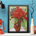 Red Poppies and Daisies von Vincent van Gogh Poster<br><div class="desc">Still Life: Red Poppies and Daisies von Vincent van Gogh ist ein Vintager Kunst Post-Impressionismus noch Leben Blumenmalerei. Ein wunderschönes Bouquet mit Mohn-Blume und Blume aus weißem Mohn, die in einer dekorativen Vase frisch aus dem Garten stammen. Über den Künstler: Vincent Willem van Gogh (1853-1890) war einer der berühmtesten postimpressionistischen...</div>