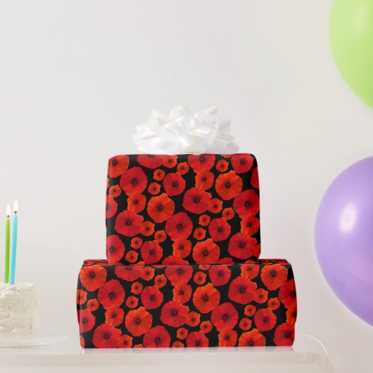 Red Poppies auf dem Gemusterten Schwarzen Geburtst Geschenkpapier (Partygeschenke)
