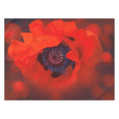 Red Poppy Dark Background & Bokeh Effekt Tischdecke (Vorderseite (Horizontal))