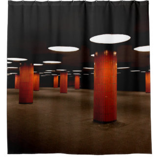 RED POST UNTER CEILLICHT AM NACHT DUSCHVORHANG