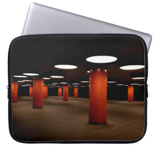 RED POST UNTER CEILLICHT AM NACHT LAPTOPSCHUTZHÜLLE