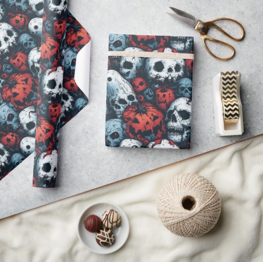 Red Pumpkins and Skulls Halloween Geschenkpapier (Kunsthandwerk)