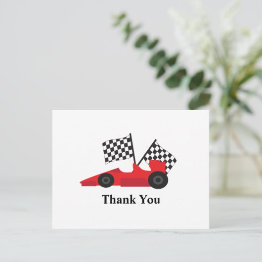 Red Race Auto mit Checkered Flags Postkarte (Stehend Vorderseite)