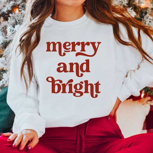 Red Retro Boho Typografie | Merry und Bright Sweatshirt